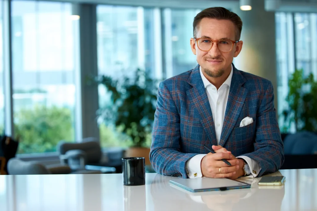 Zbigniew Makowski siedzący przy stole