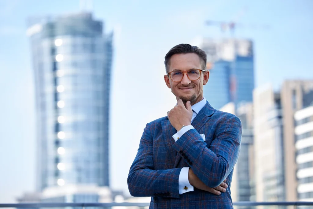 Zbigniew Makowski na tle panoramy miasta